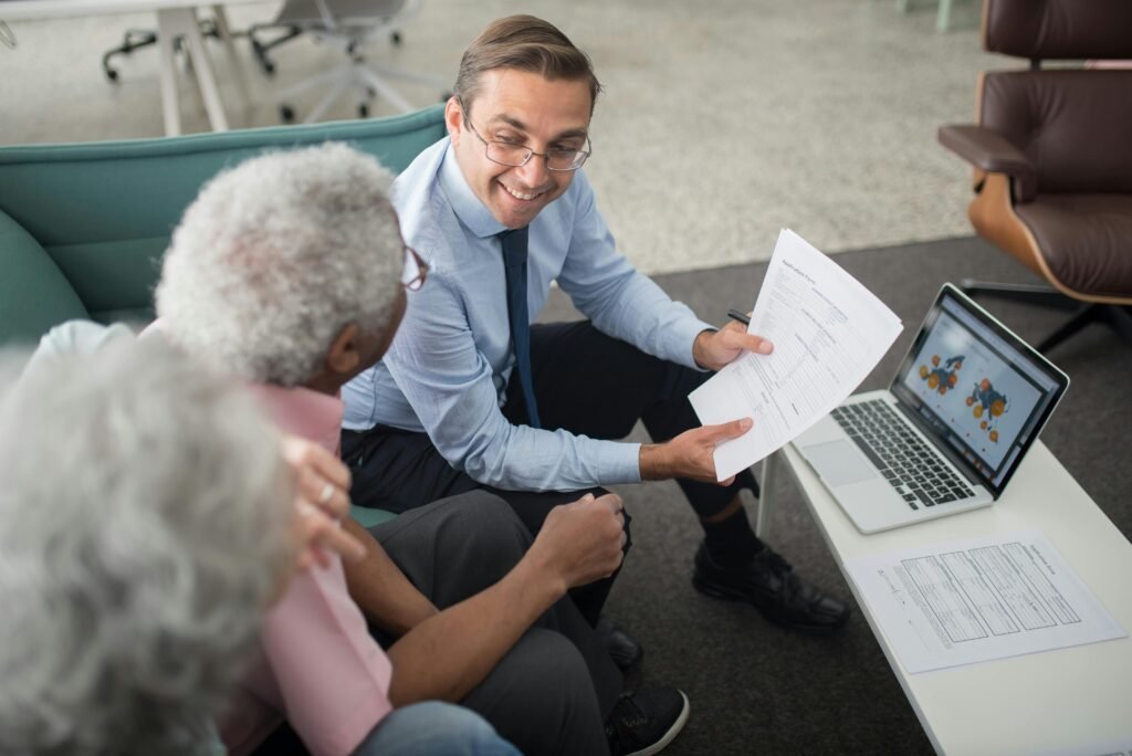 Agente de seguros ofreciendo asesoría en seguros de salud y vida – RealCover Insurance Agente de seguros ofreciendo asesoría en seguros de salud y vida – RealCover Insurance