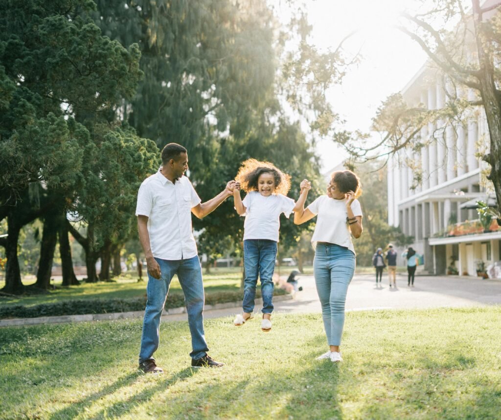 Familia disfrutando tranquilidad gracias a sus seguros de salud y vida – RealCover Insurance Familia disfrutando tranquilidad gracias a sus seguros de salud y vida – RealCover Insurance