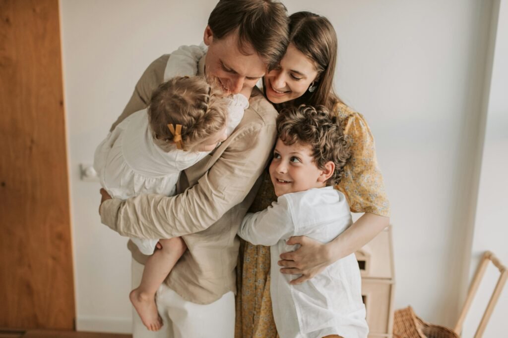 Familia feliz protegida con seguros de salud y vida – RealCover Insurance Familia feliz protegida con seguros de salud y vida – RealCover Insurance
